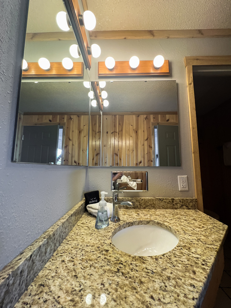 One King Bed Photo 8