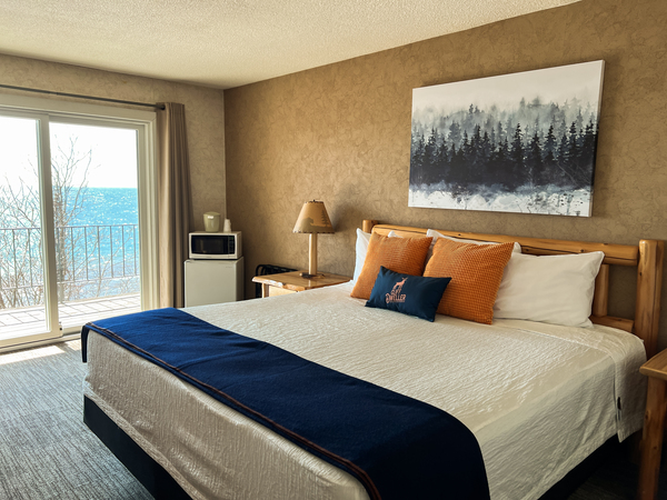 One King Bed Photo 3